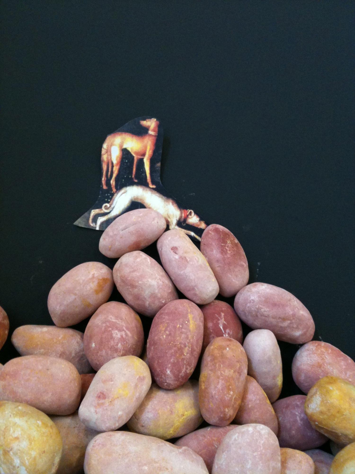 chantal hoefs «Kartoffeln und Hunde.» (2015) Installation 50 cm × 30 cm × 70 cm Modellierton, Farbpigmente, Papier bedruckt, Holztafel, Acrylfarbe 